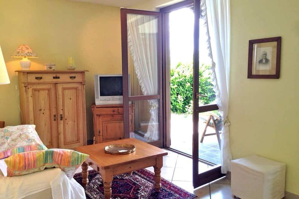 Entire apartment, Beautiful garden apartment in a panoramic position high above Lake Maggiore in Agra, Lago Maggiore (Lombardy)
