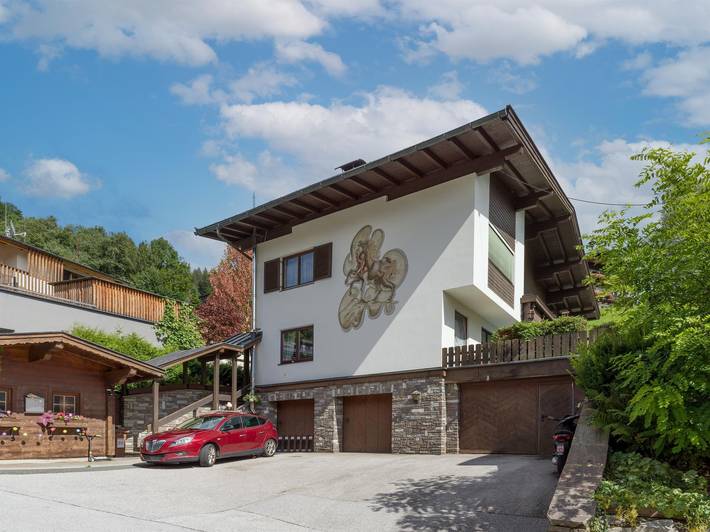 Ferienwohnung für 8 Personen, mit Balkon und Terrasse sowie Garten und Sauna in Hopfgarten im Brixental
