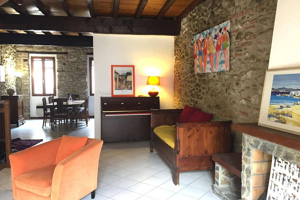 Jolie maison de village de caractère à Laroque des Albères avec terrasse. in Laroque-des-Albères, Région de Céret