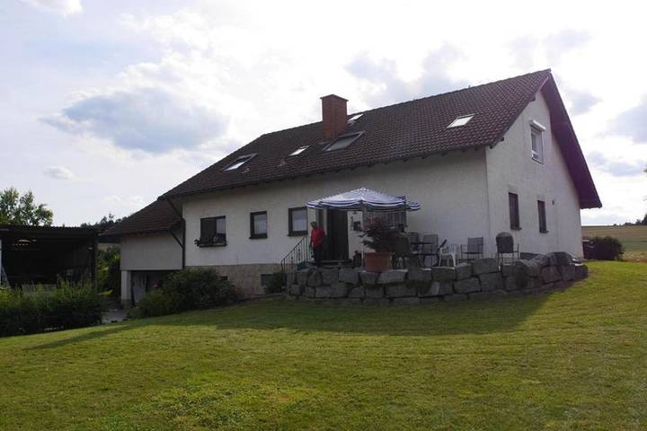 Ferienwohnung für 7 Personen, mit Ausblick und Garten in Reichartshausen