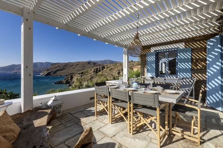 Location de vacances pour 12 personnes, avec jardin ainsi que vue sur l’océan et terrasse dans Andros