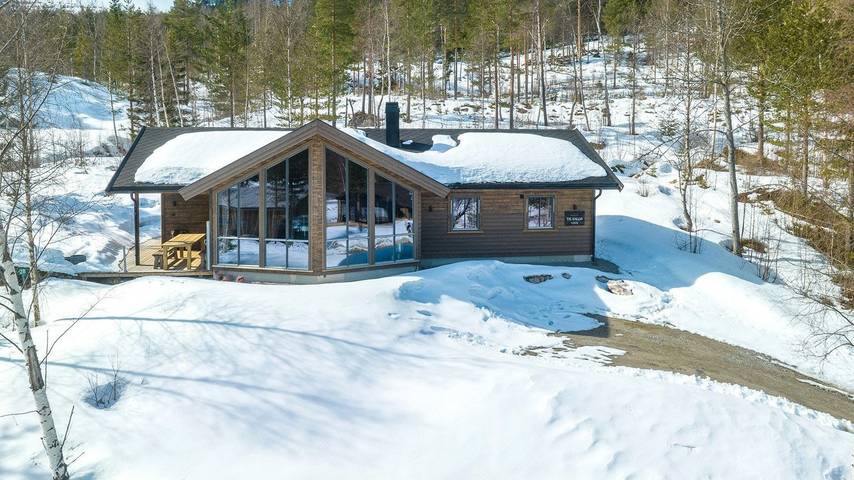 Blick auf Nisser und die Berge durch große Fenster in Nissedal