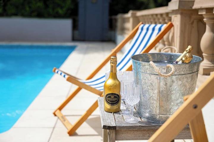 Holiday rental for 12 people, with terrace and hot tub as well as garden in Wiltshire