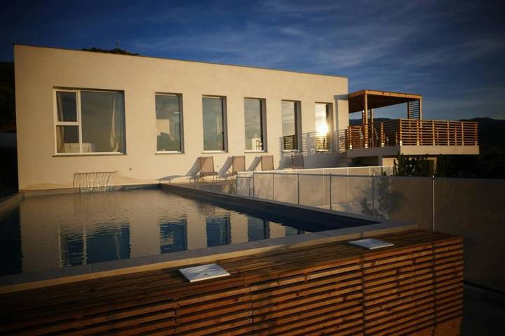 Ferienhaus für 8 Personen, mit Garten und Pool sowie Ausblick und Seeblick