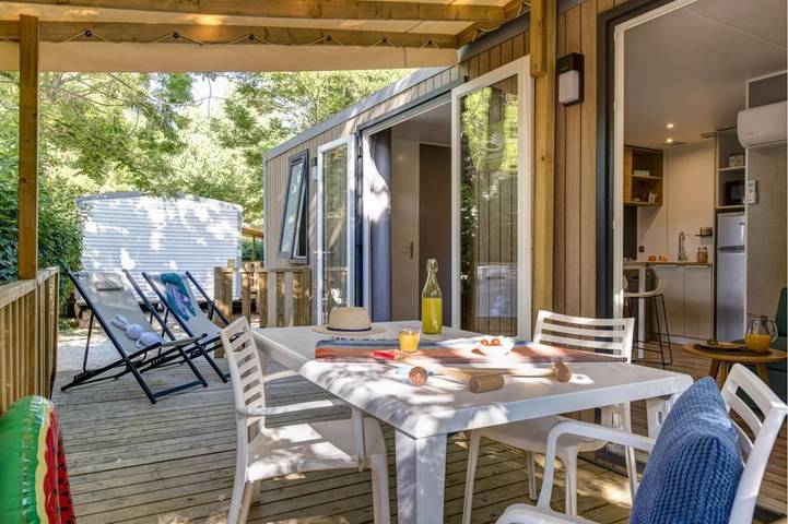 Camping pour 4 personnes, avec jardin ainsi que piscine et terrasse, adapté aux familles