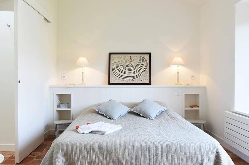 Charming Village Center House with Garden, 2 Bedrooms, Wi-Fi, and Fully Equipped Kitchen in Les Portes-en-Ré, Ile de Re