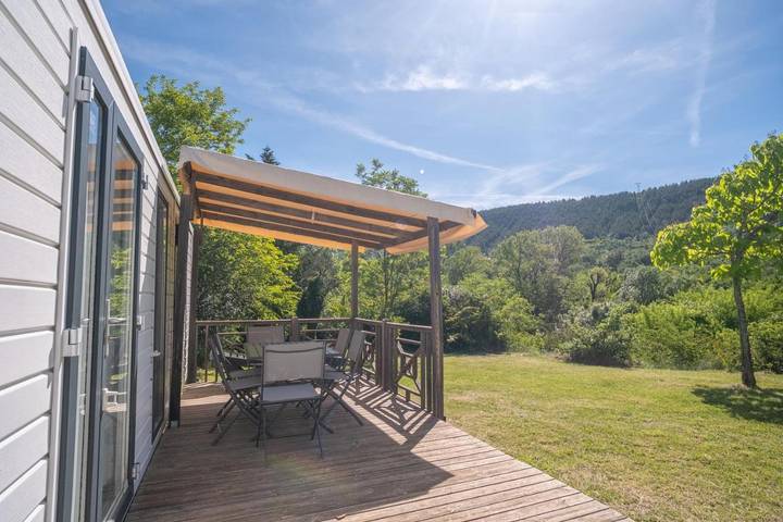 Location de vacances pour 4 personnes, avec bassin pour enfant et piscine ainsi que jardin et vue à Lussas - 2