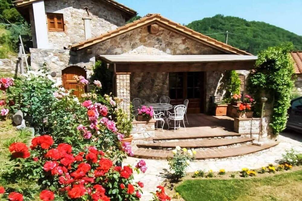 Elegant Stone Villa In The Tuscan Hills With Private Pool. in Borgo a Mozzano, Lucca Provinz