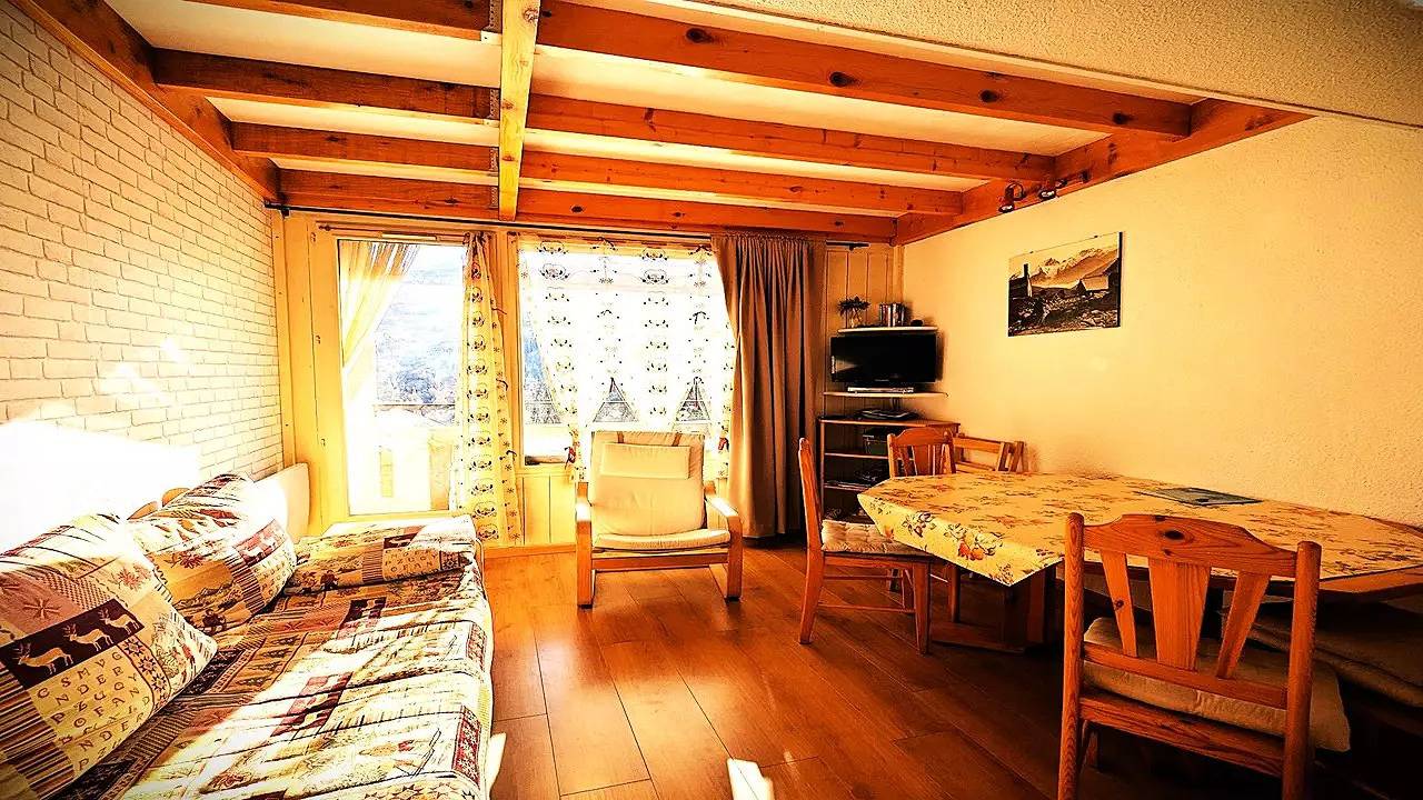 Apartamento entero, Apartamento grande T3, soleado, con balcón, para 6 personas in Vallouise, Parque Nacional de los Ecrins