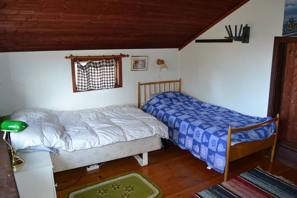 Ferienhaus mit Blick auf den See, zentrale Lage Värmdö. rowboat in Mörtnäs, Stockholmer Schärengarten