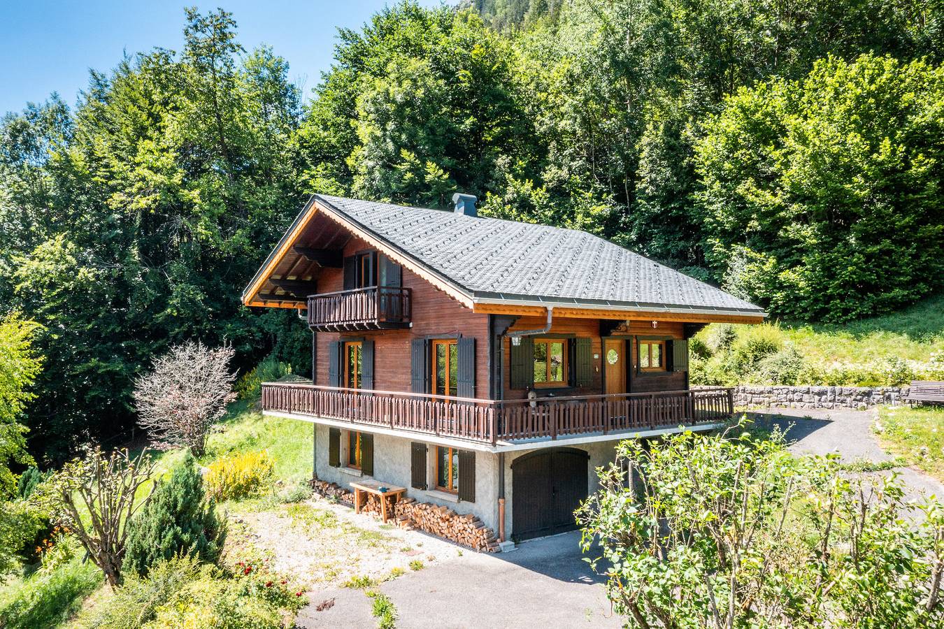 Chalet 'Chez Juju' con vistas a la montaña, terraza privada y Wi-Fi in Abondance, Les Portes du Soleil