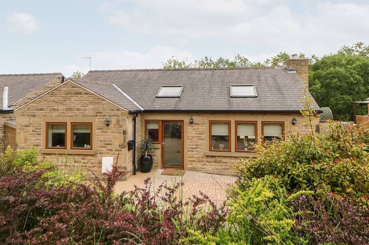 Log cabin for 8 people, with garden and hot tub as well as sauna, with pets in Sheffield