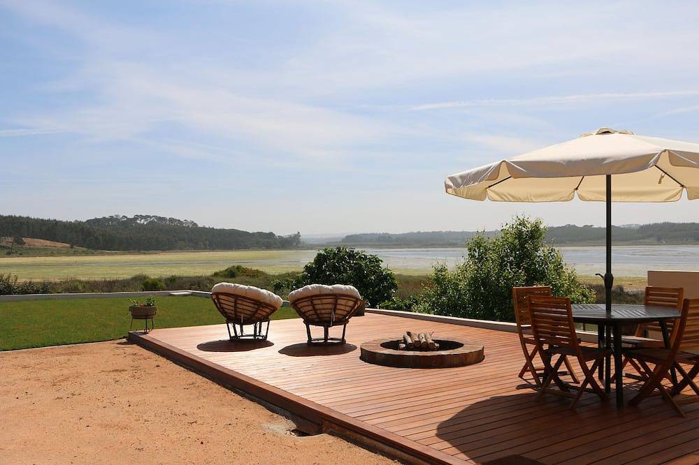 La Casinha, situada en un lugar paradisíaco tiene por telón de fondo, la Laguna. in Nadadouro, Leiria District
