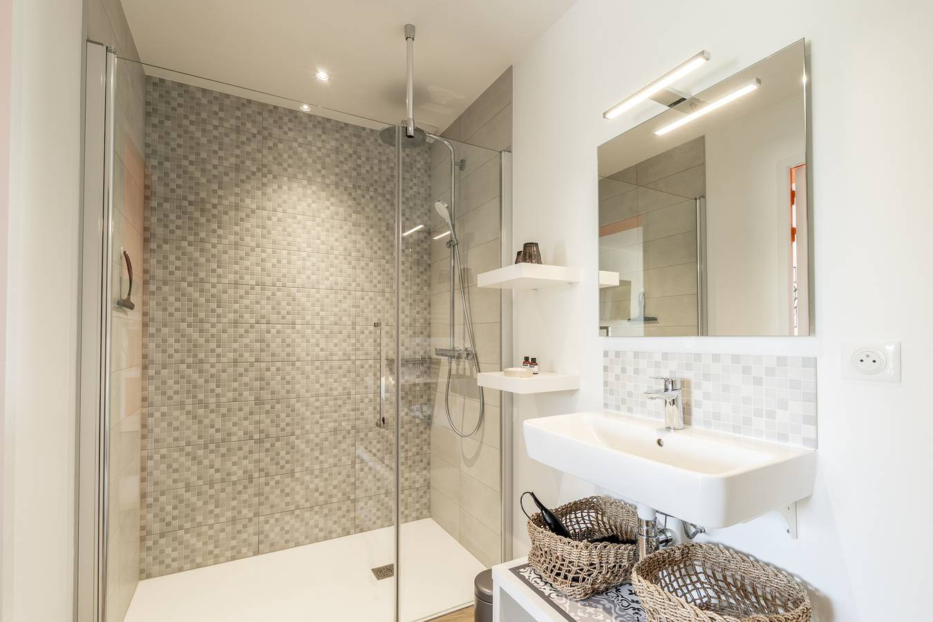 Bed and Breakfast 'Kerwall - Chambre Double' with Shared Pool, Private Terrace and Wi-Fi in Malville, Loire Valley