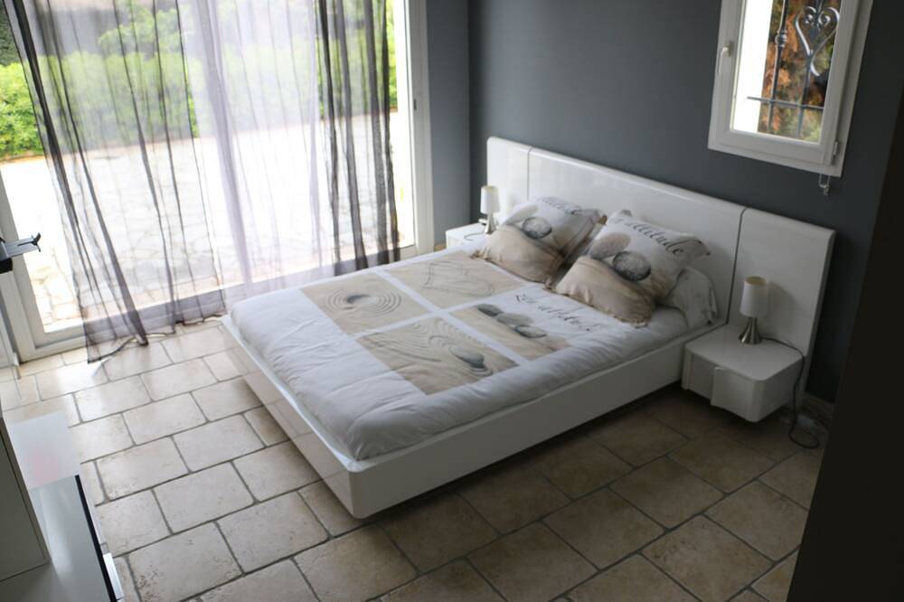 Villa with exceptional pool, 15 people in Aléria, Corte en omgeving