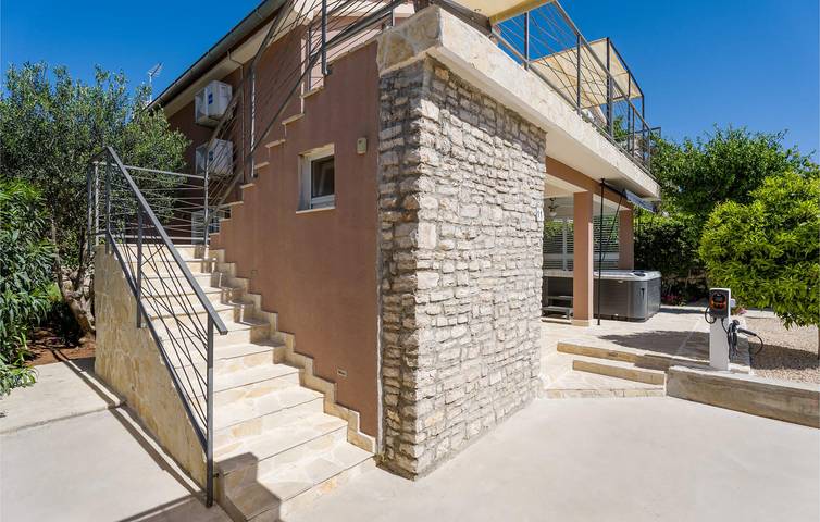 Gemütliche Ferienwohnung mit Terrasse, WLAN und 900 m zum Strand in Tribunj, Šibenik-Knin