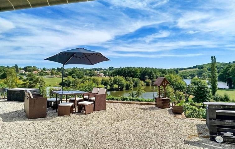 Location de vacances pour 8 personnes, avec Jacuzzi ainsi que Jardin et Piscine à Saint-Jal