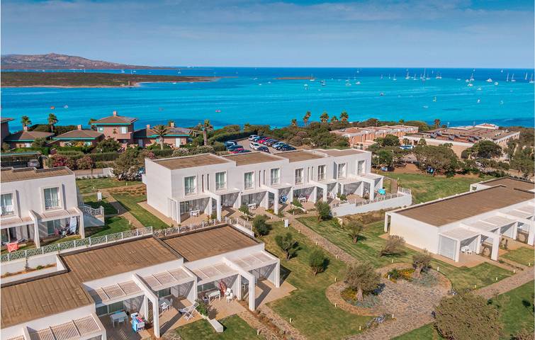 Ganze Ferienwohnung, Apt am Strand mit WiFi, Parkplatz, AC & Pool in Spiaggia La Pelosa, Stintino
