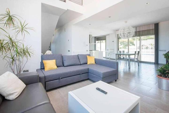 Ferienhaus für 8 Personen, mit Balkon und Terrasse sowie Garten und Pool