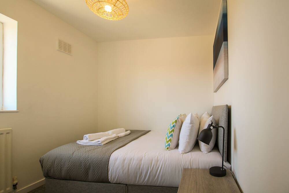 New Hey Road - sleeps 5 guests in 3 bedrooms in Merseyside