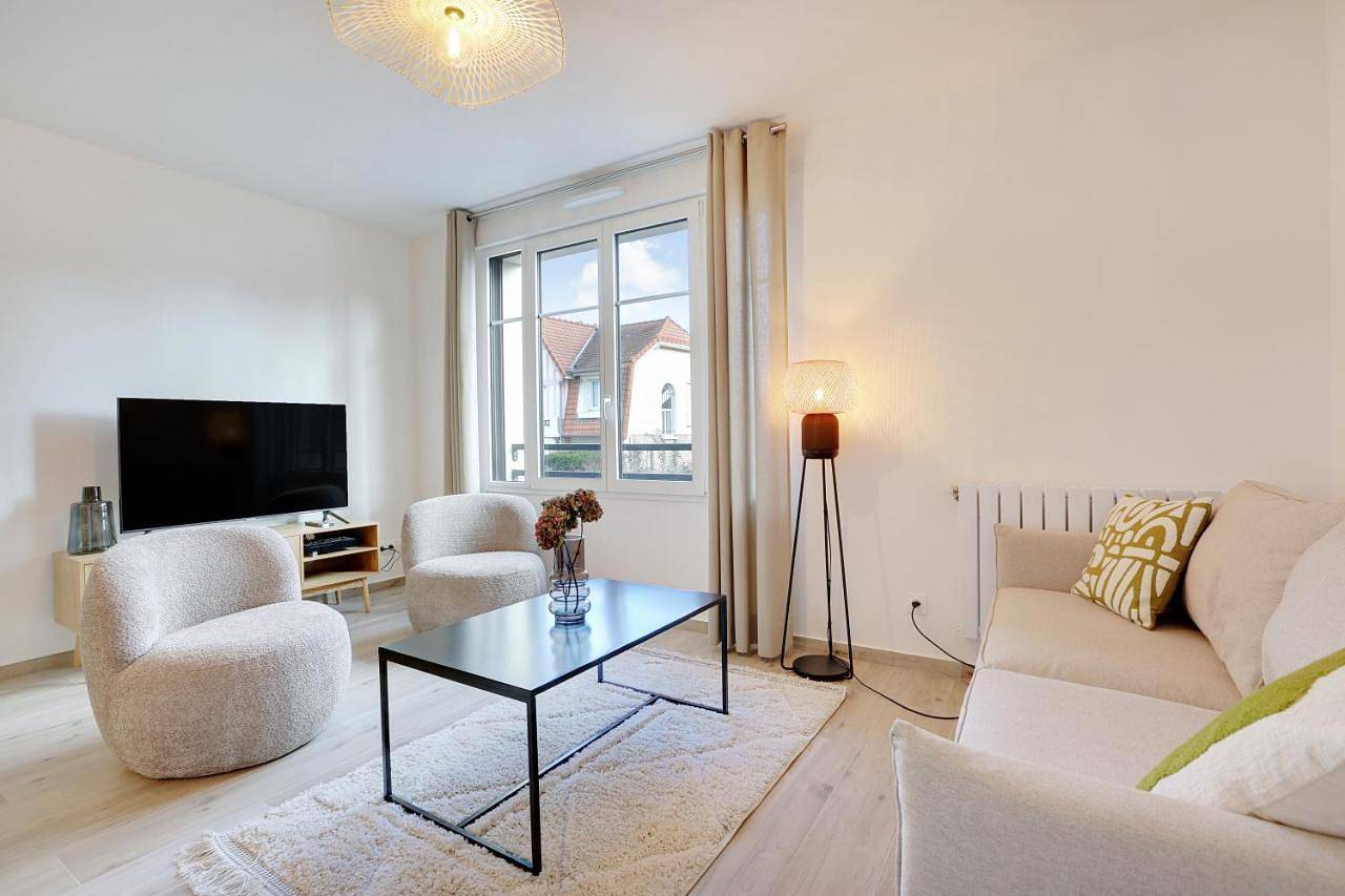Appartement entier, One-Bedroom Apartment in Viroflay, Yvelines