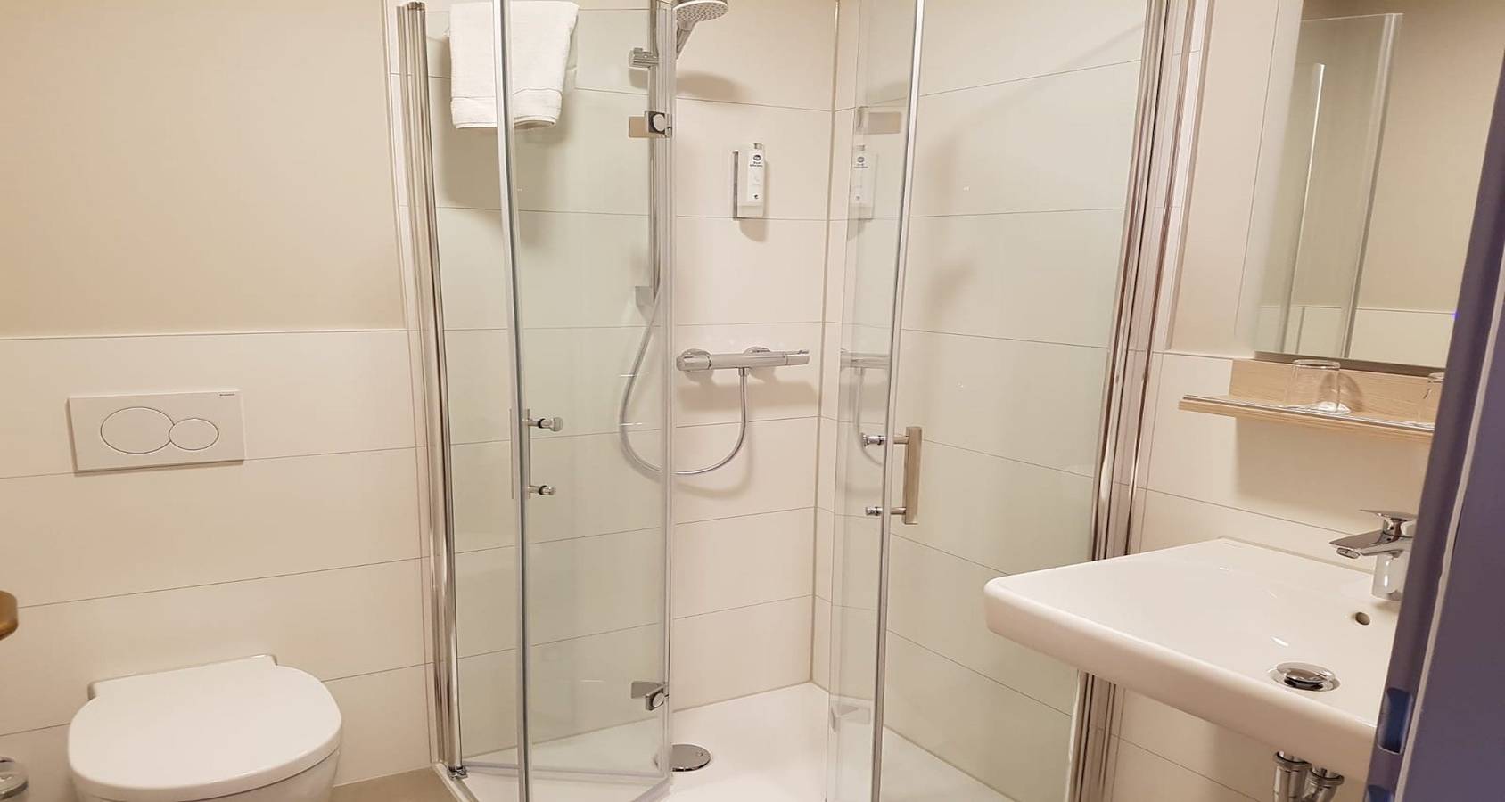 Entire holiday apartment, Best Western Hotel Erfurt-Apfelstädt - single room in Apfelstädt, Nesse-Apfelstädt