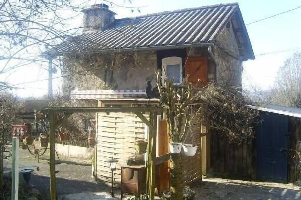 Gite a proximité de l habitation du propriétaire a flan de montagne in Vézac (Cantal), Région d'Aurillac