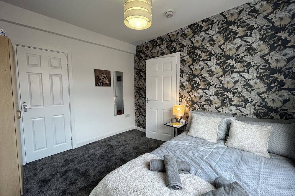 Modernised central Wigan townhouse sleeps up to 6 in Wigan, Greater Manchester