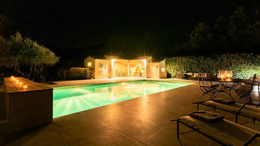 Villa pour 15 personnes, avec terrasse ainsi que jardin et piscine, animaux acceptés à Sainte-Maxime