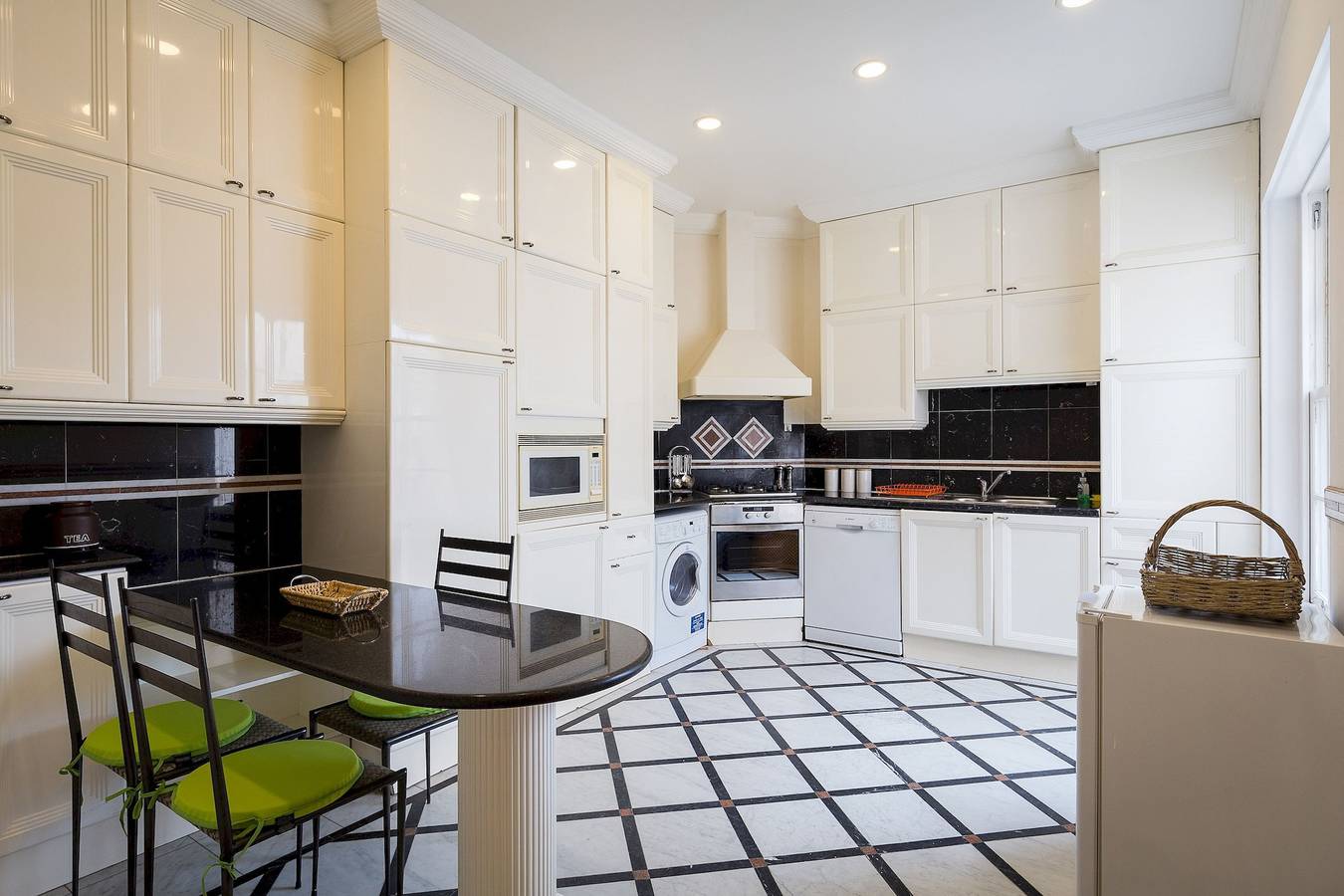 Entire apartment, Penthouse 3-bed 3-bath on Marble Arch in Hyde Park Estate, London