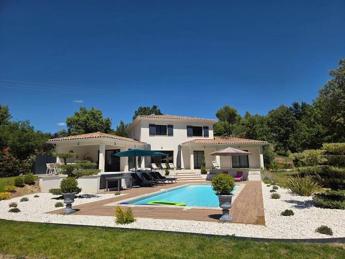 Location de vacances pour 8 personnes, avec sauna et jacuzzi ainsi que jardin et piscine à Beaumettes