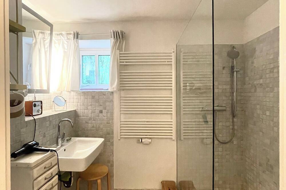 Entire apartment, Bright, quiet apartment with terrace and large natural garden. Lake and train station nearby in Utting am Ammersee, Ammersee