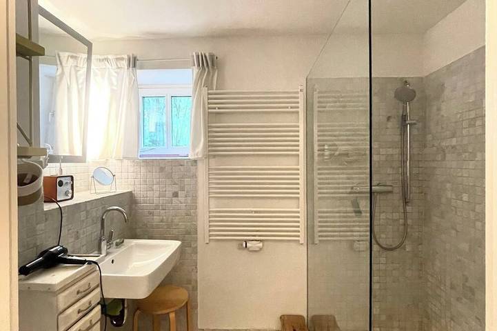 Entire apartment, Bright, quiet apartment with terrace and large natural garden. Lake and train station nearby in Utting am Ammersee, Ammersee