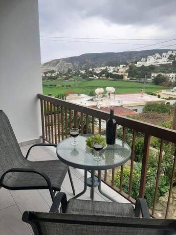 Gîte pour 2 personnes, avec terrasse ainsi que vue et piscine dans Πισσούρι