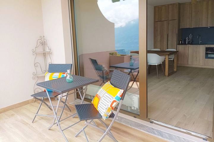Ferienwohnung für 2 Personen, mit Sauna und Garten sowie Seeblick und Ausblick in Orselina