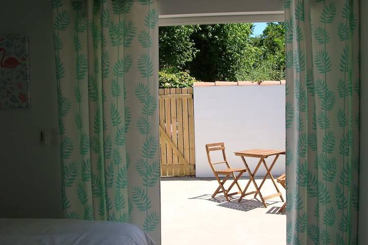 Location de vacances pour 2 personnes, avec terrasse ainsi que jardin et piscine à Pessac - 3