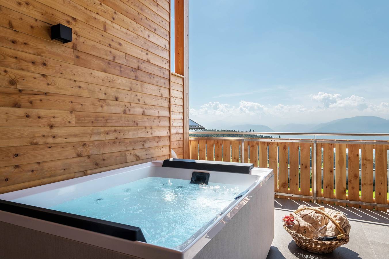 Appartamento intero, Appartamento 'Zirm' con vista sulle montagne, terrazza privata e Wi-Fi in San Genesio Atesino, Alpi Sarentine