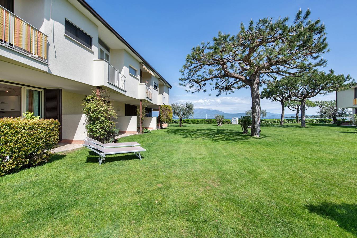 Appartamento intero, Appartamento per vacanze 'Lago Blu' con vista lago, terrazza e giardino in comune in Manerba del Garda, Prealpi Gardesane
