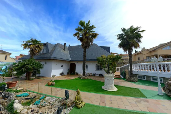 Casa de vacaciones para 18 personas, con piscina y balcón además de jardín y jacuzzi - 1