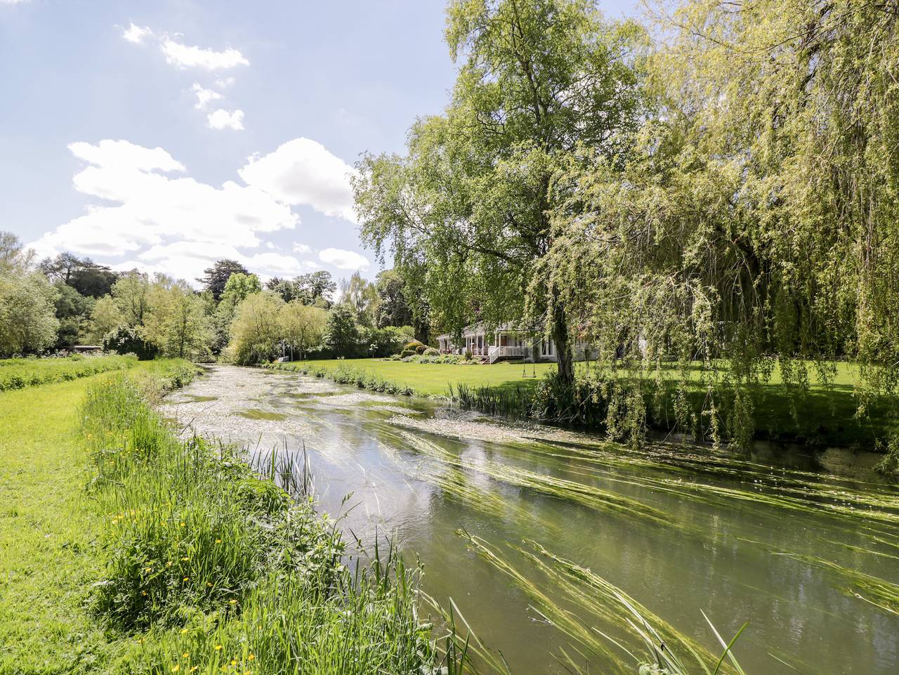 The River House. Avon Valley. Stonehenge (with fishing) in Wiltshire