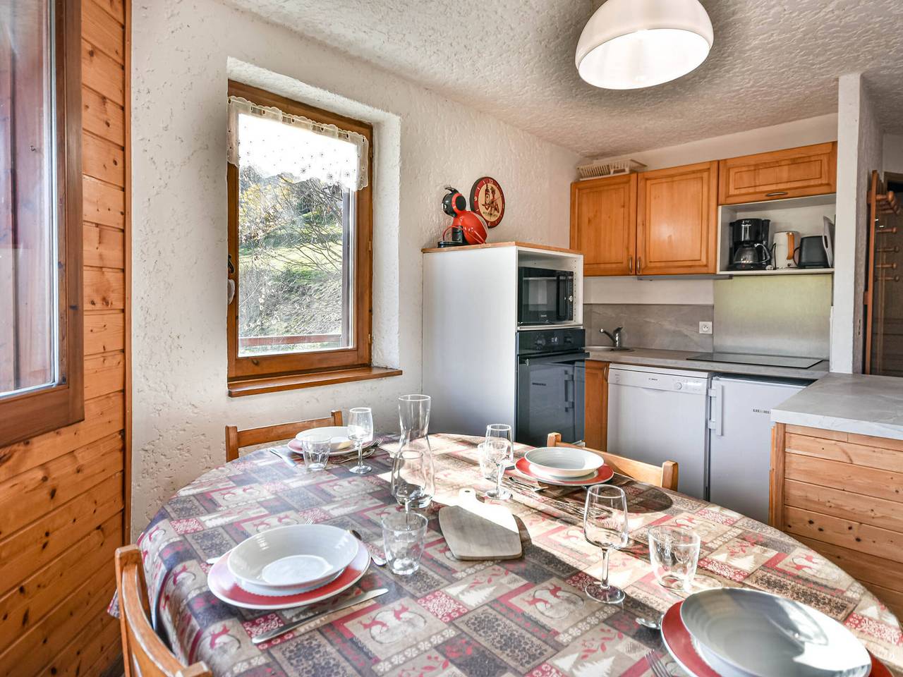 Entire apartment, Sunny Duplex T3 Near Mont Chéry Lift with Parking & Ski Locker in Les Gets, Les Portes du Soleil