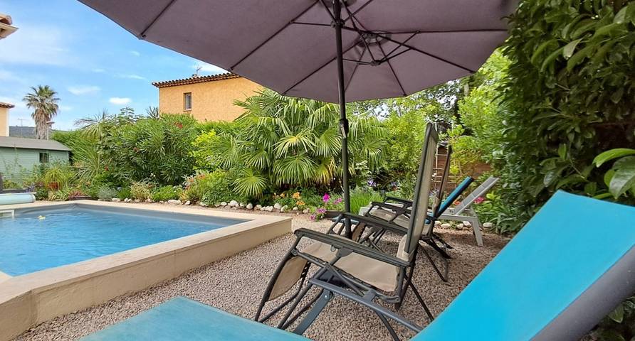 Cottage pour 2 personnes, avec piscine et jardin à Le Luc