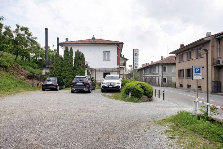 Appartamento intero, Camera 'Rosa' con terrazza condivisa, balcone e Wi-Fi in Alzate Brianza, Brianza