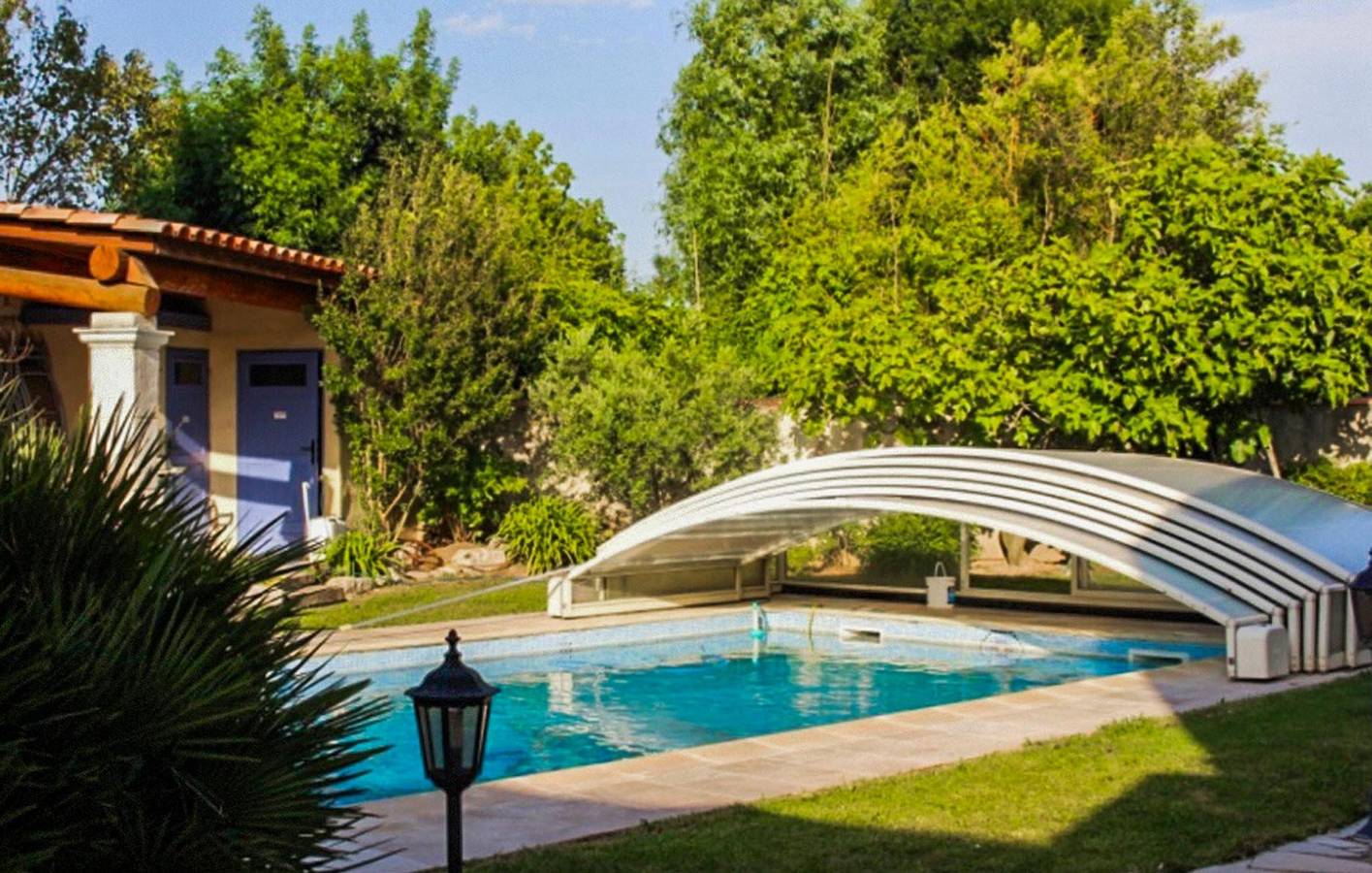 Charmante Wohnung mit Pool und Terrasse in Sénas – 900 m vom Stadtzentrum entfernt in Sénas, Arles und Umgebung