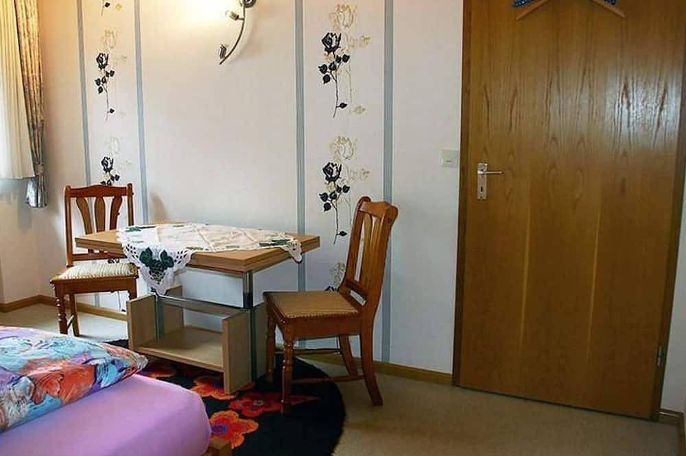 Ganze Wohnung, 2-Bett-Ferienwohnung 4 - Haus Burgblick, Ferienwohnungen in Virneburg, Osteifel