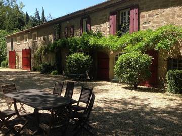 Gîte pour 26 personnes, avec piscine et jardin dans Parc Spirou Provence
