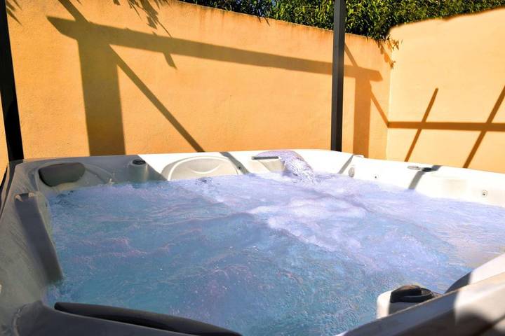 Location de vacances pour 16 personnes, avec piscine ainsi que jardin et vue, animaux acceptés à Sauzet - 2