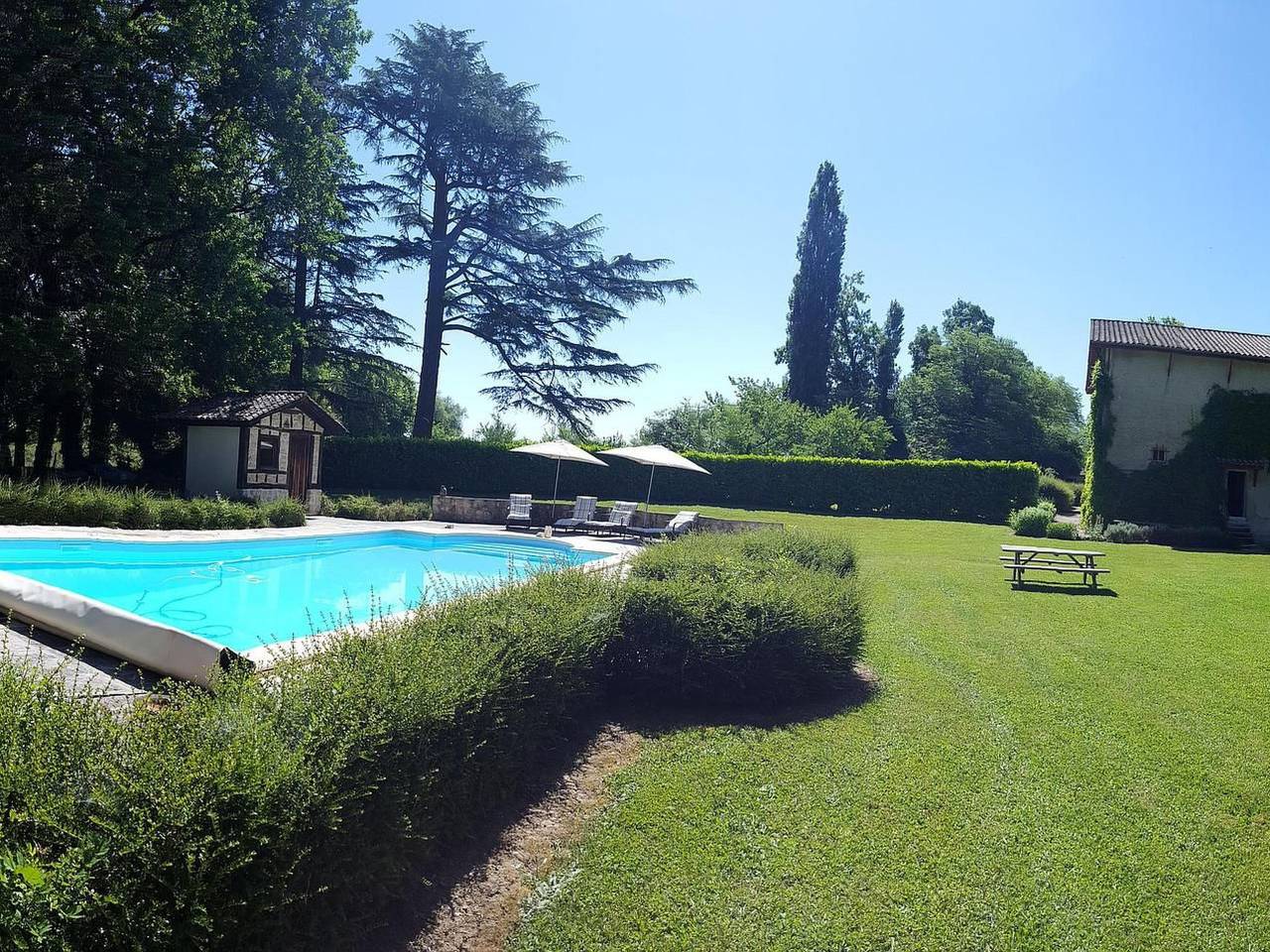 Der Pavillon - im Park des Schlosses Lescaut in Montignac-de-Lauzun, Région de Marmande