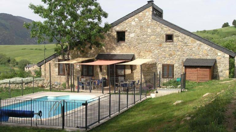 Location de vacances pour 4 personnes, avec Terrasse ainsi que Jardin et Piscine à Planès