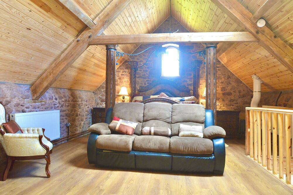 Entire apartment, Private Hot Tub room, Annex & Country Retreat with Courtyard, Lake & Gardens. in Tiverton, Devon